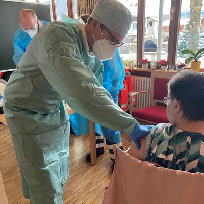 Impf-Start im Landkreis: Erste 100 Dosen an Bewohner und Mitarbeiter von Pflegeeinrichtung verimpft