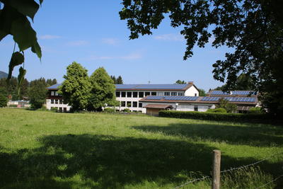 Bild vergrößern: Die Mittelschule mit PV-Anlage auf dem Dach