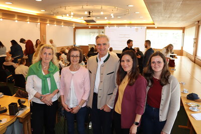 Bild vergr&ouml;&szlig;ern: Landrat Olaf von L&ouml;wis begr&uuml;&szlig;te (v.l.) M&uuml;nchens Familienrichterin Nummer eins, Ulrike Sachenbacher, die auf Initiative von Gudrun Gallin von MaVia sowie der Gleichstellungsbeauftragten des Landkreises, Sonja H&auml;berlein, und ihrer Stellvertreterin Anna-Lena Pfeufer jetzt &uuml;ber Kinderschutz referierte und viel aus ihrem Alltag berichtete.
